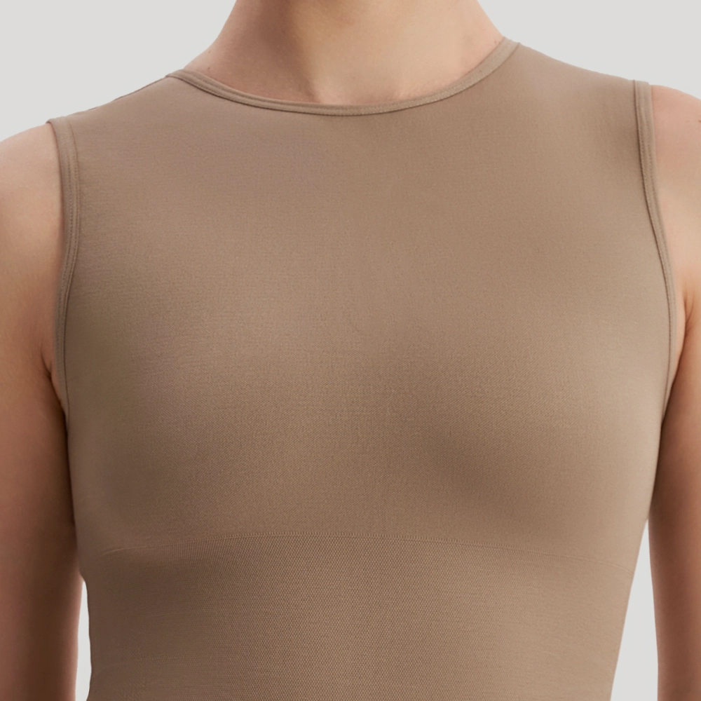 Высокий вырез горловины