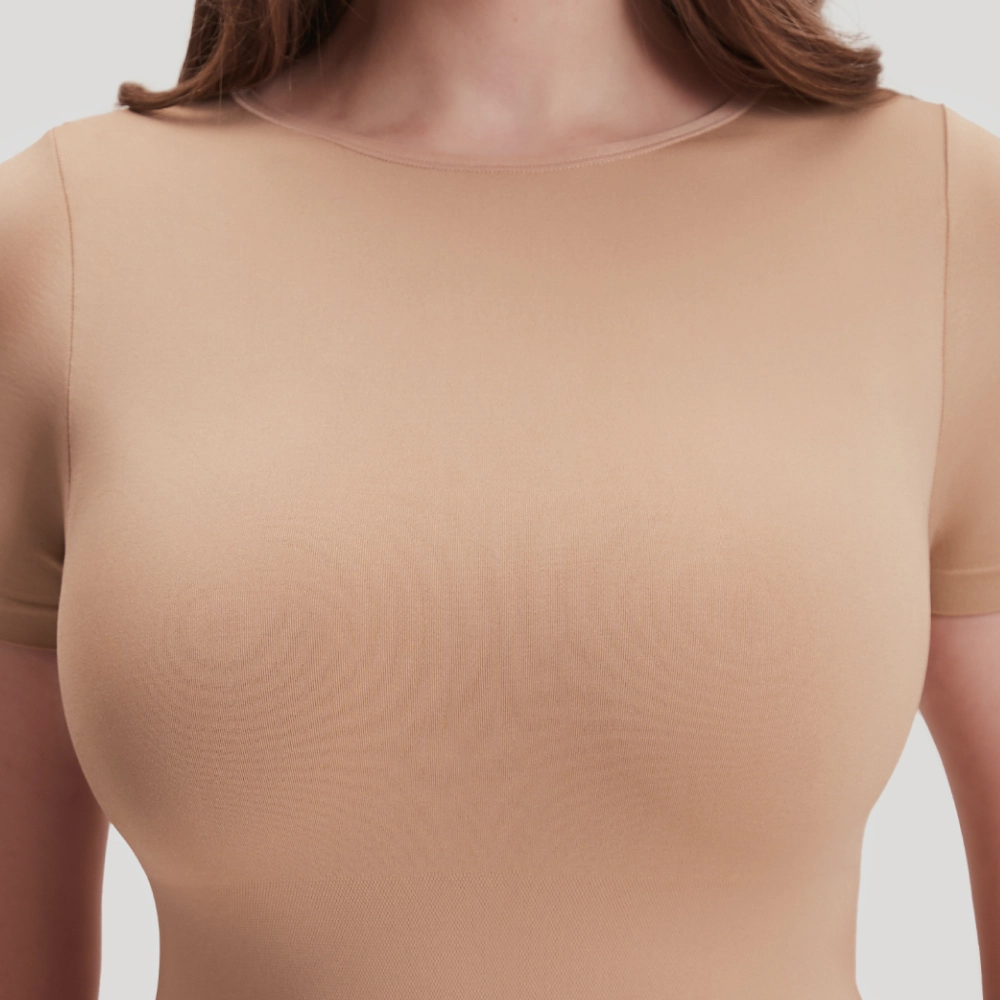 Высокий вырез в форме лодочки