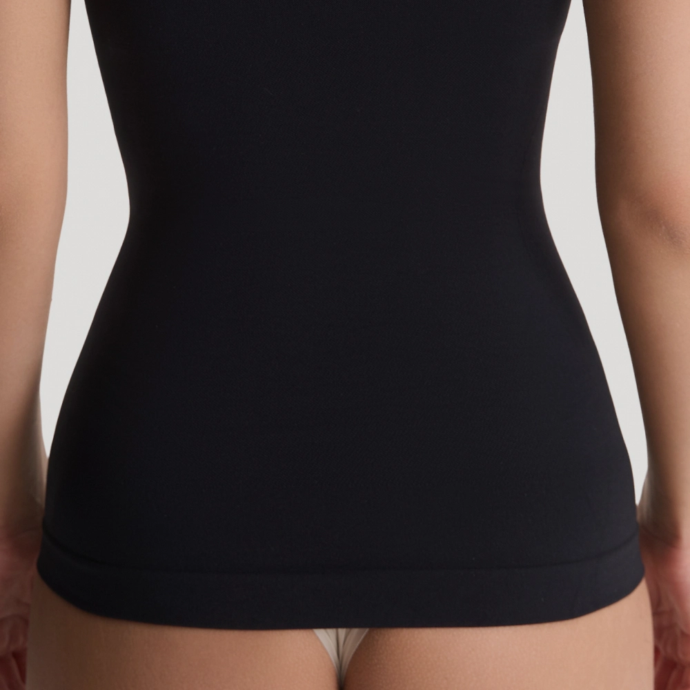 Фиксируется на бедрах