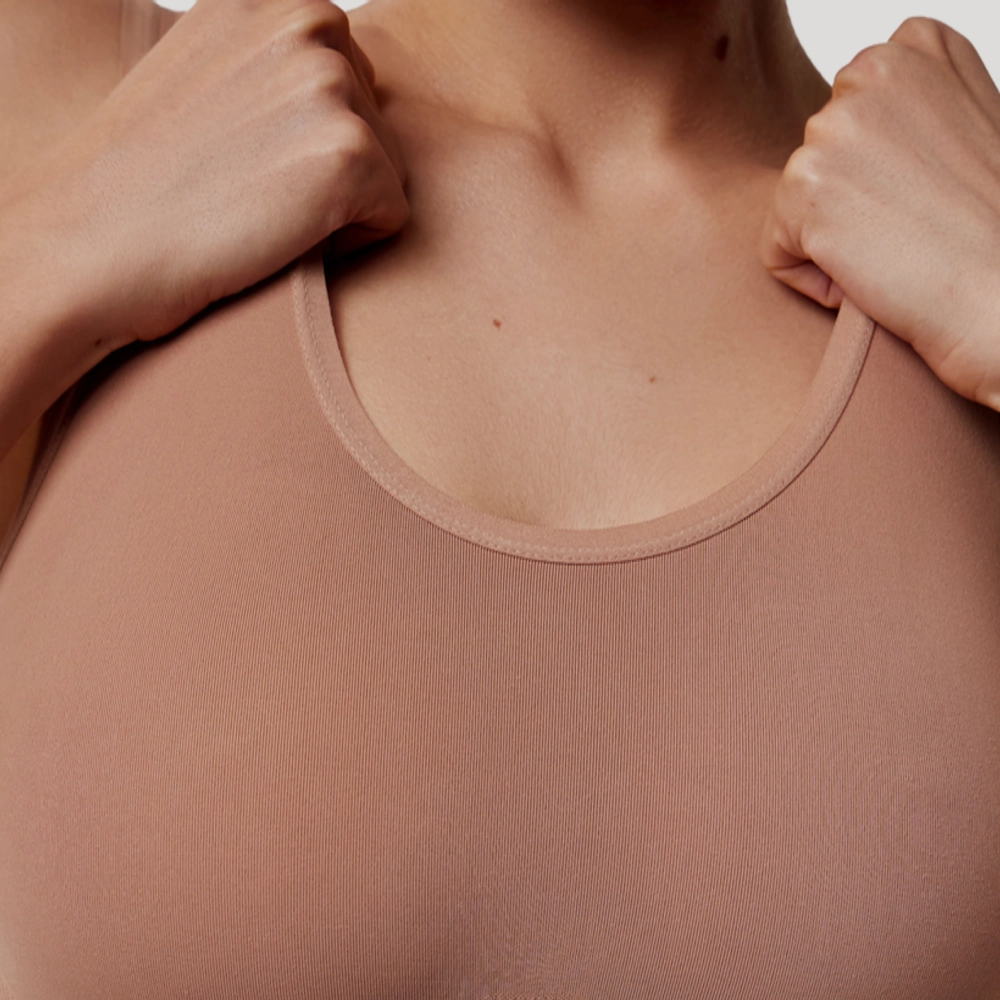 Круглый вырез спереди