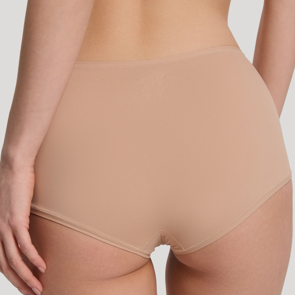 Красиво подчеркивает форму ягодиц