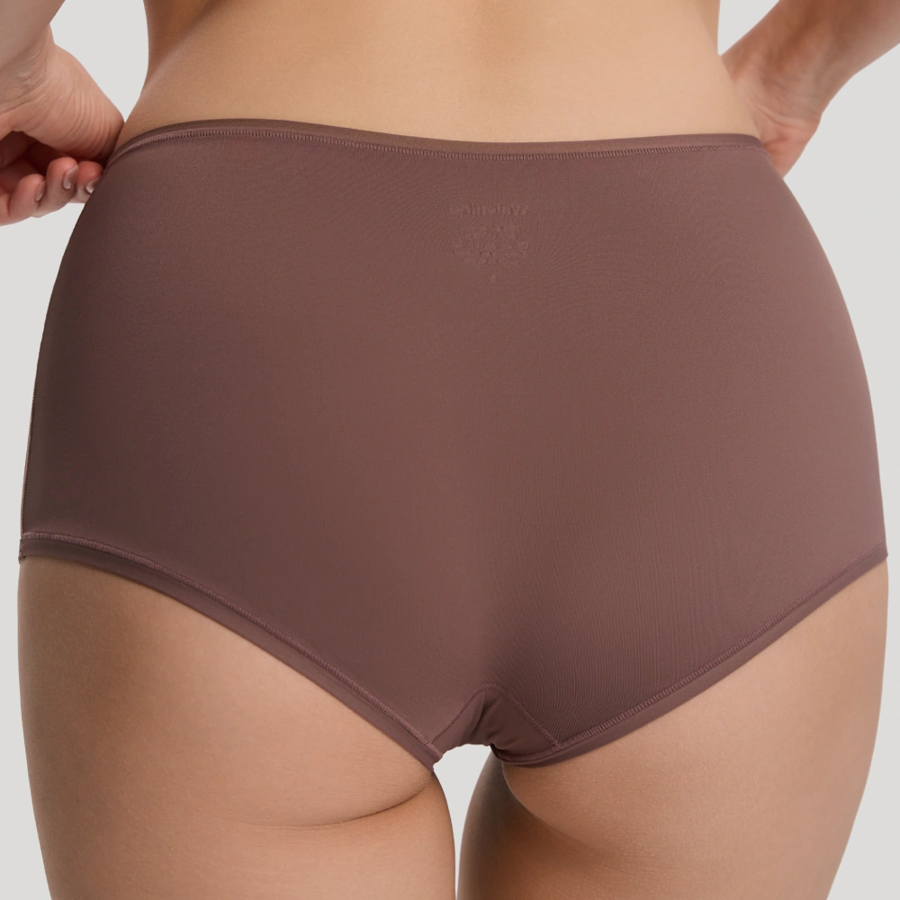 Красиво подчеркивает форму ягодиц