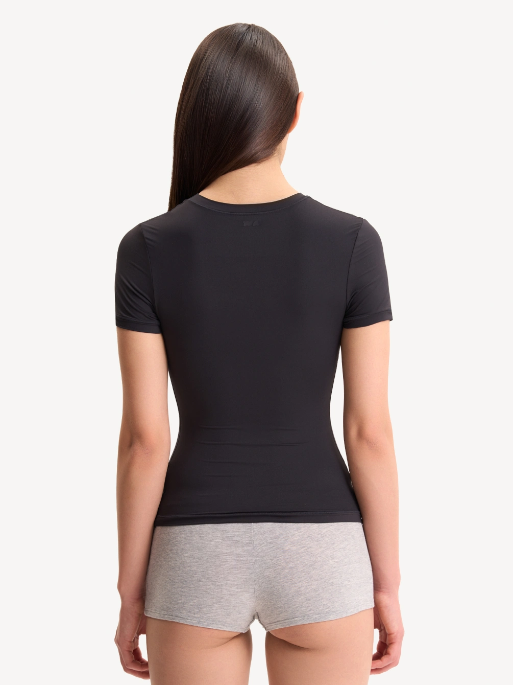 Футболка с закрытым вырезом