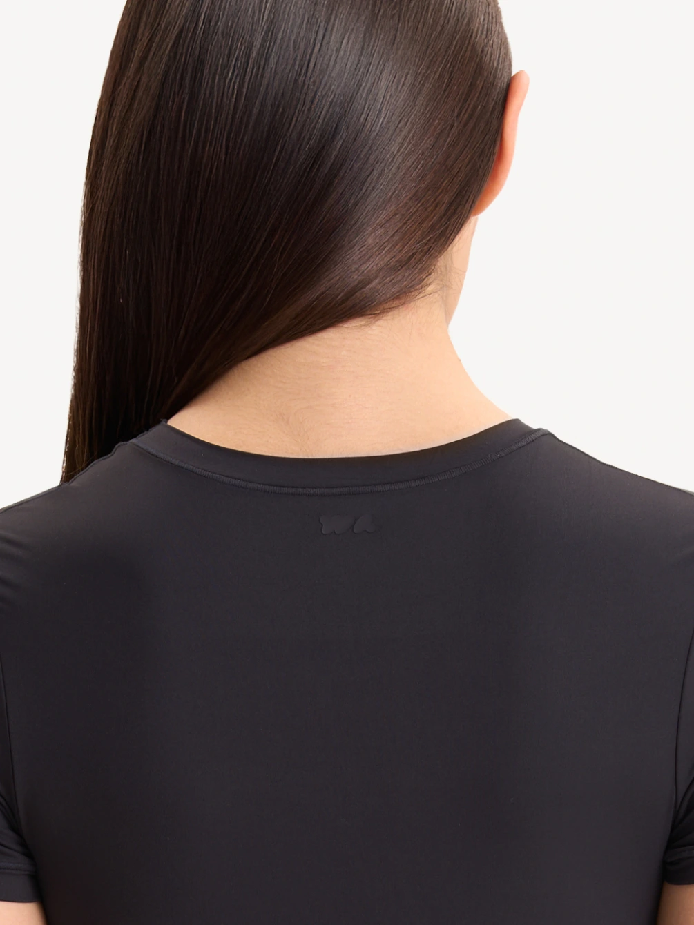 Футболка с закрытым вырезом