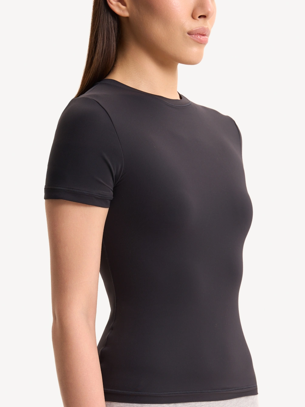 Футболка с закрытым вырезом