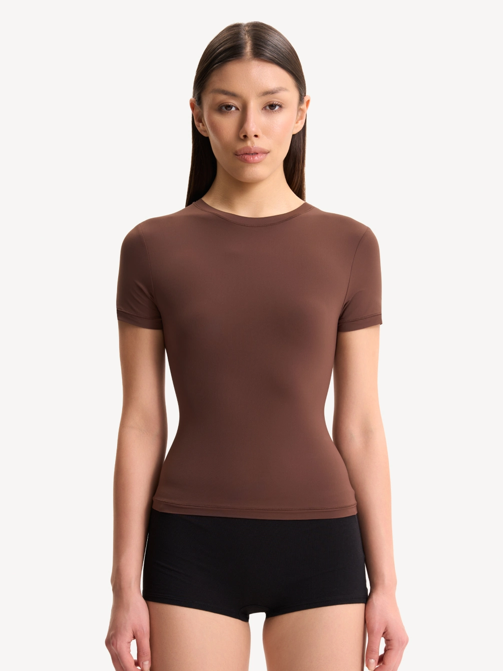 Футболка с закрытым вырезом