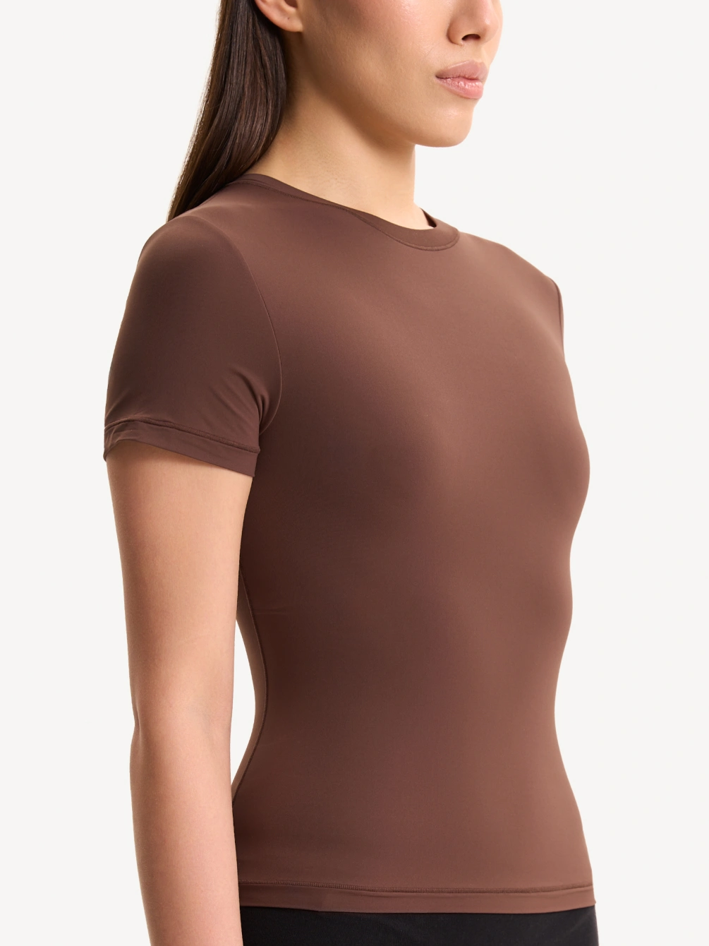 Футболка с закрытым вырезом