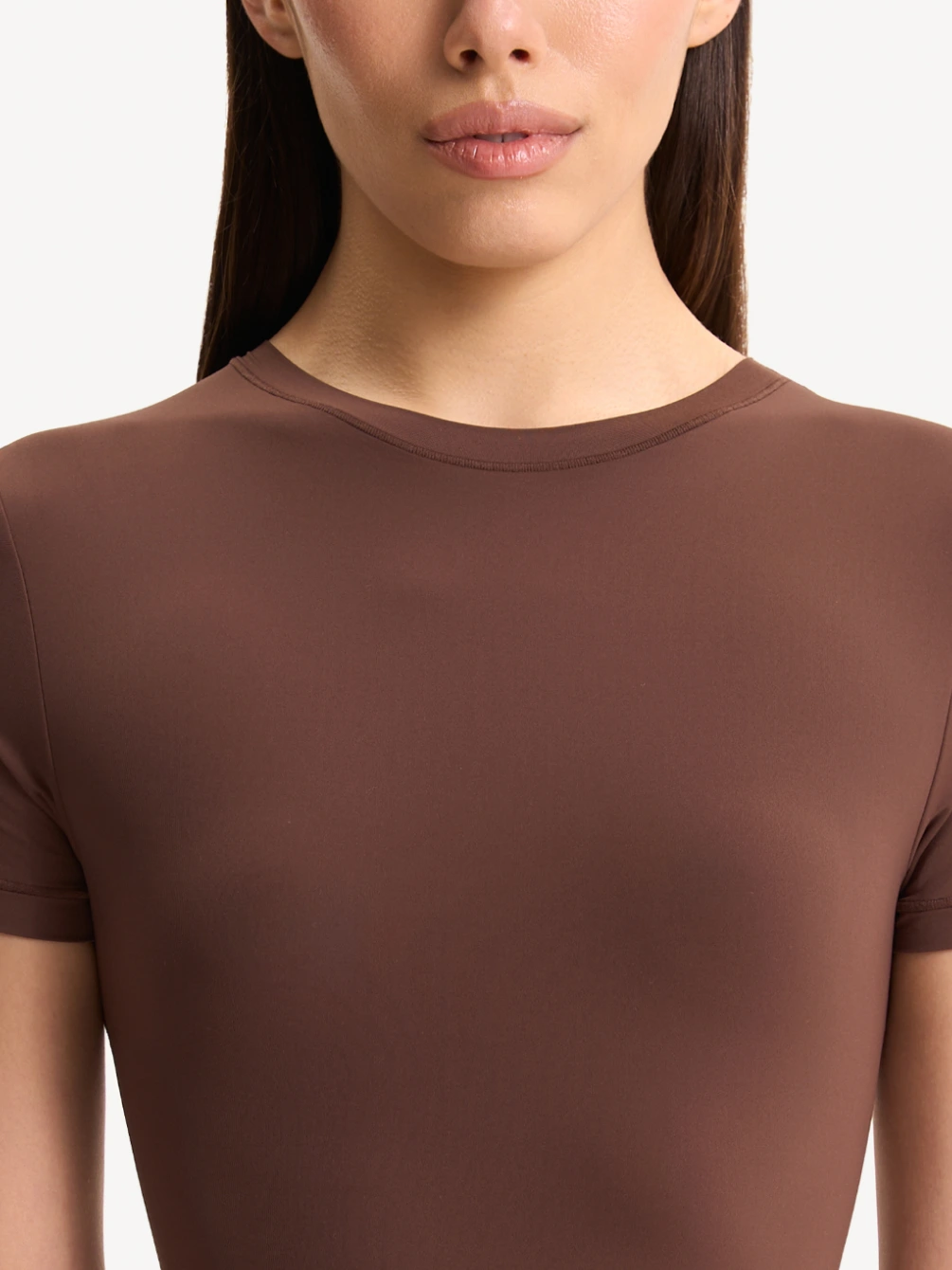 Футболка с закрытым вырезом