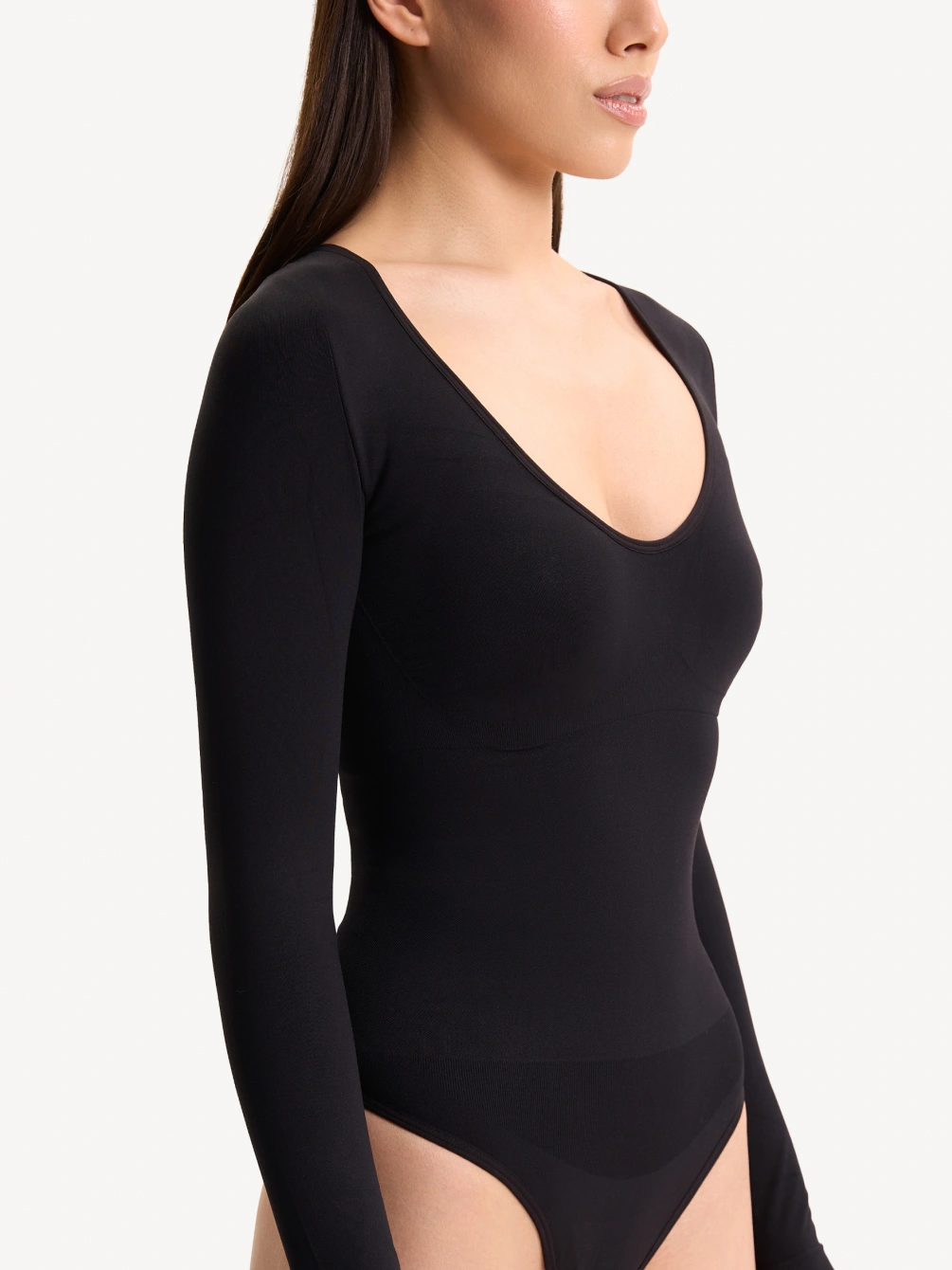 Боди утягивающее с глубоким вырезом