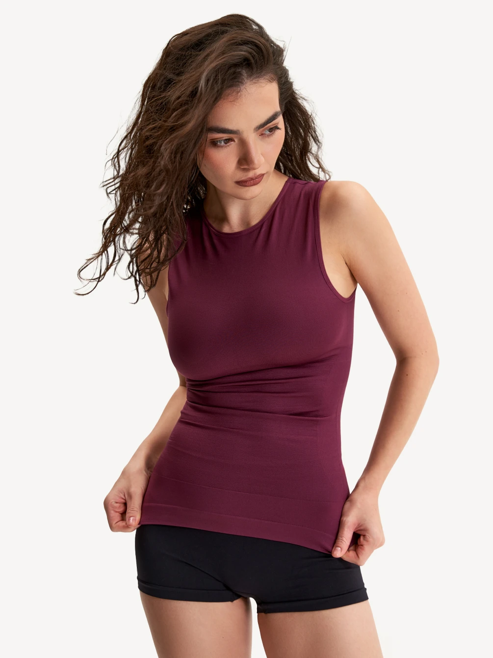 Майка с высоким круглым вырезом