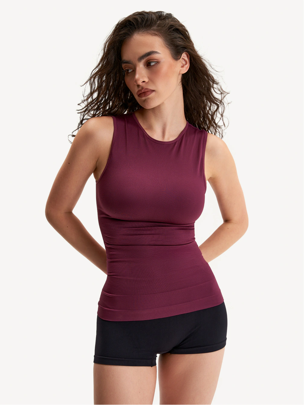 Майка с высоким круглым вырезом