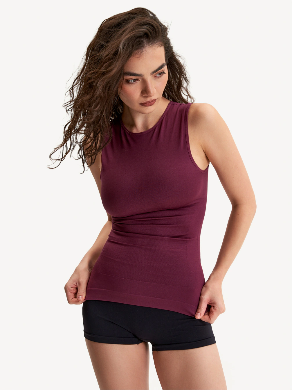 Майка с высоким круглым вырезом