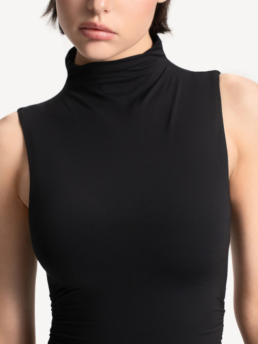 Топ с воротником-стойкой