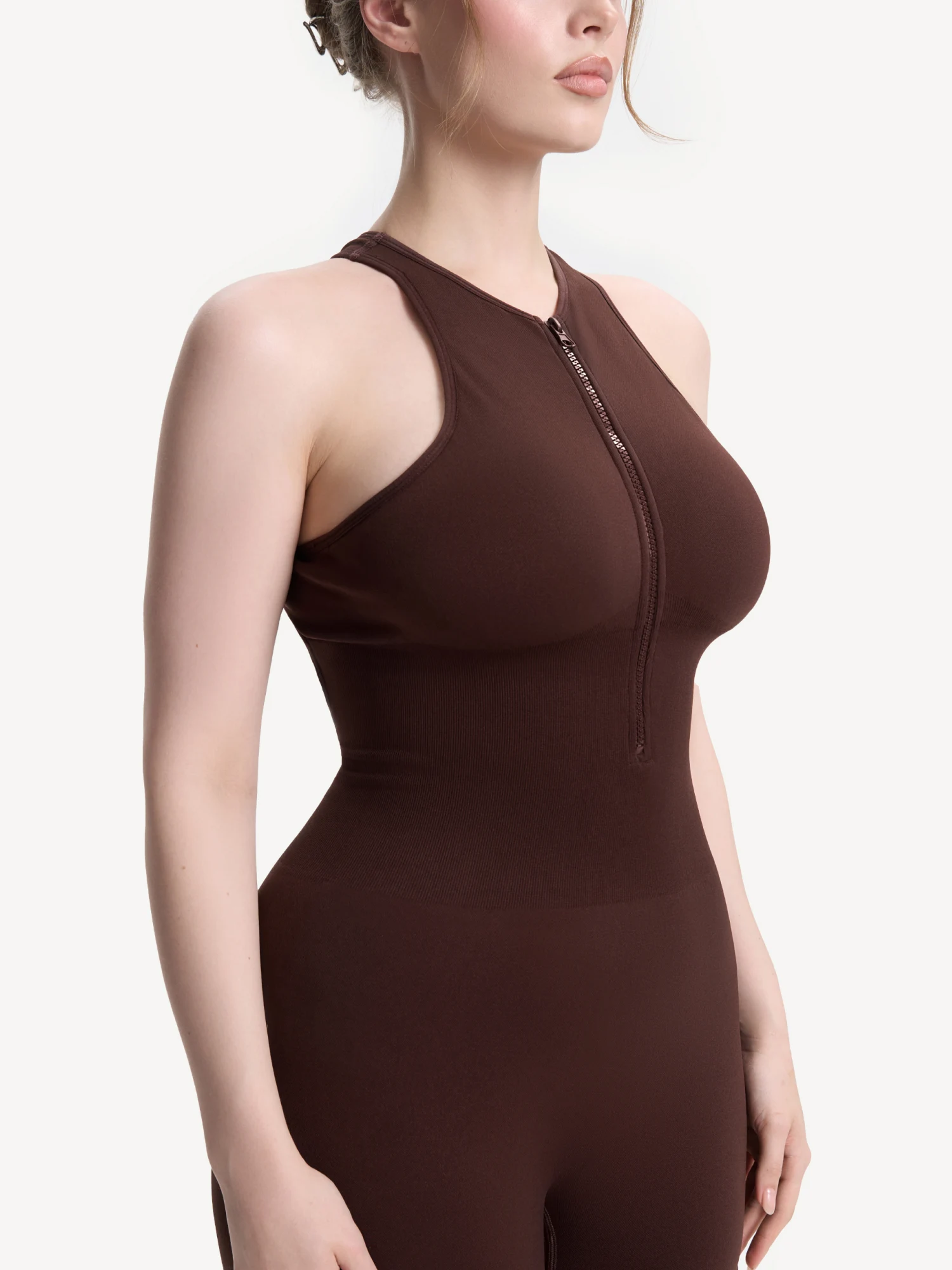 Комбинезон спортивный c открытой спиной на молнии