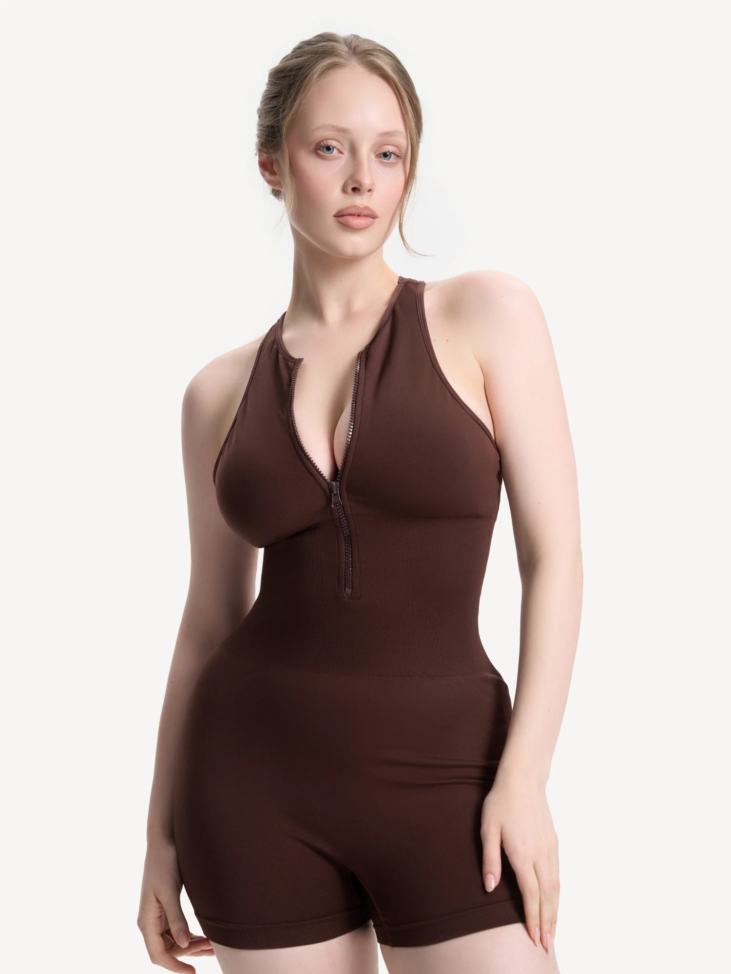 Комбинезон спортивный c открытой спиной на молнии