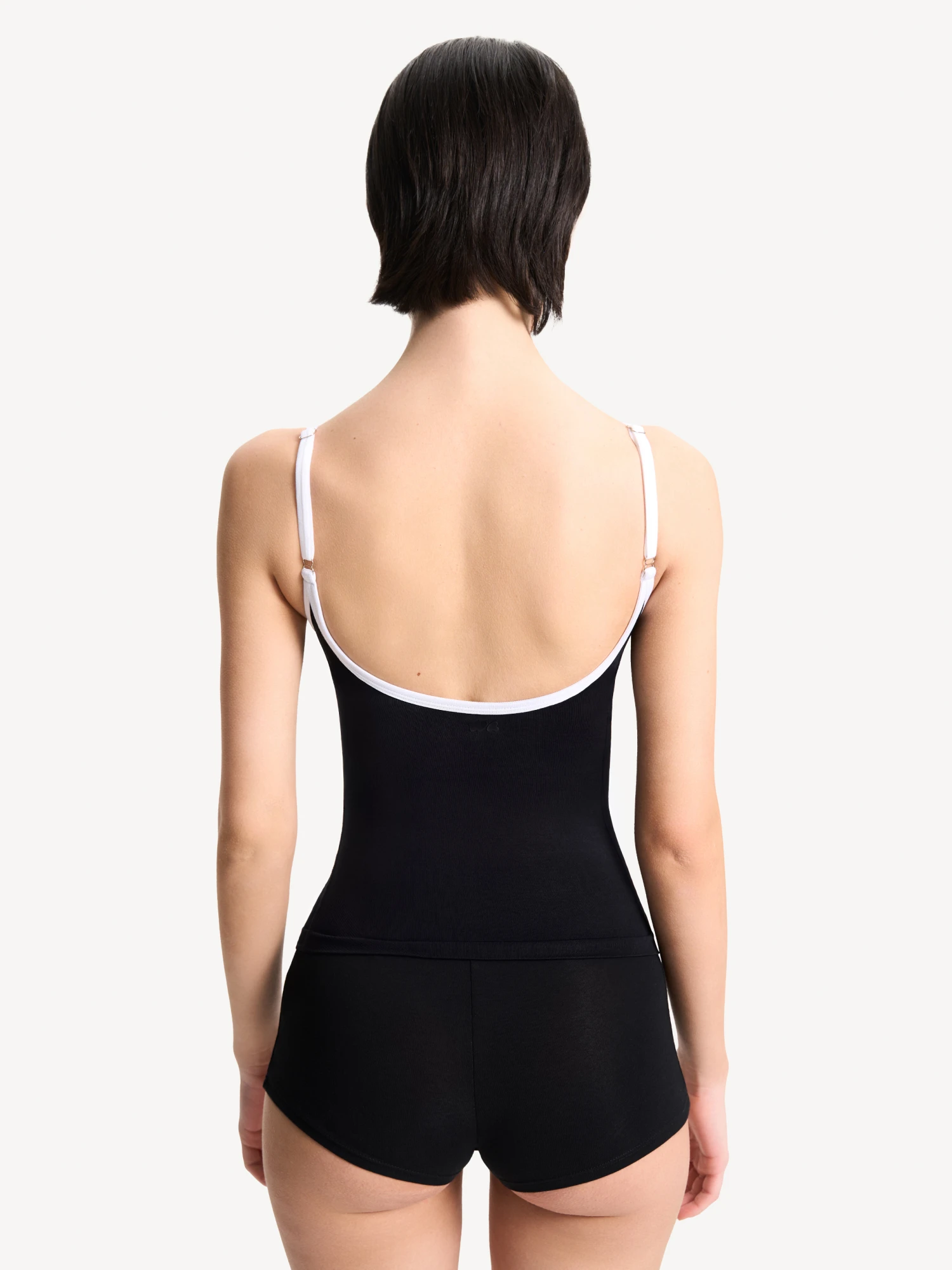 Топ на тонких бретелях c контрастной окантовкой