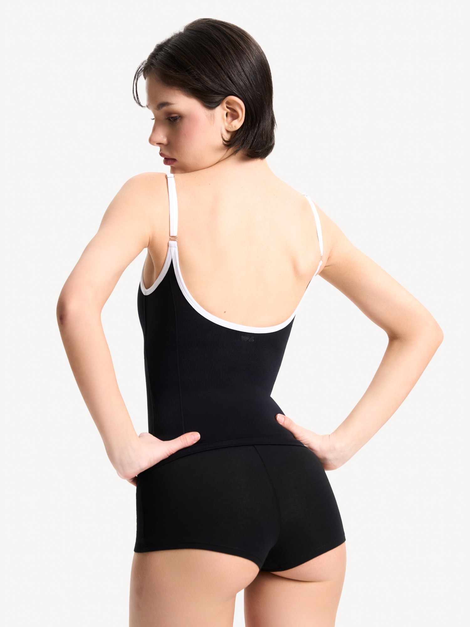 Топ на тонких бретелях c контрастной окантовкой