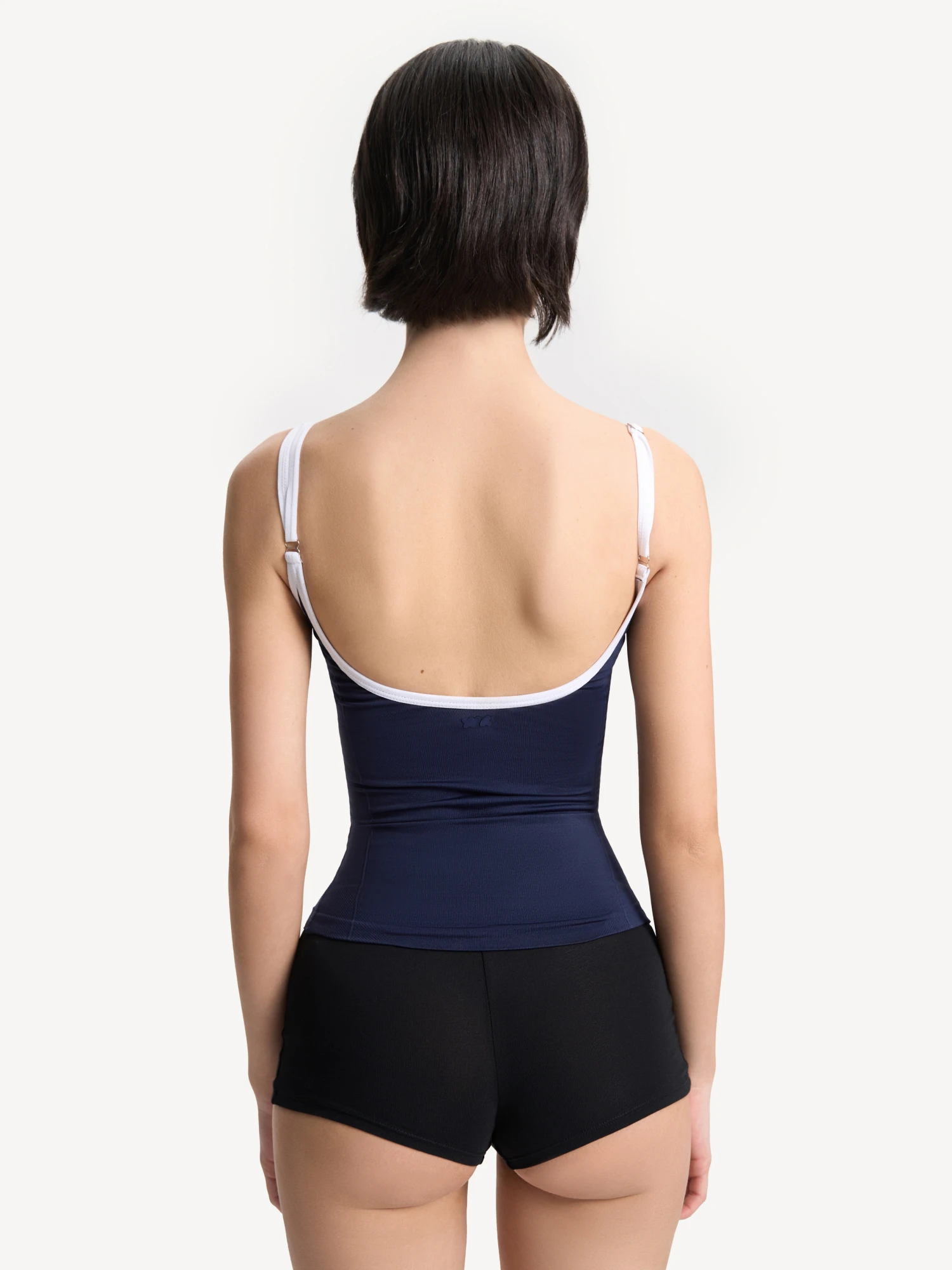 Топ на тонких бретелях c контрастной окантовкой