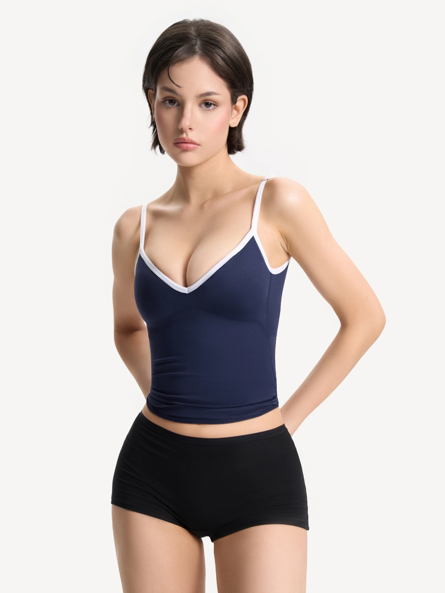 Топ на тонких бретелях c контрастной окантовкой