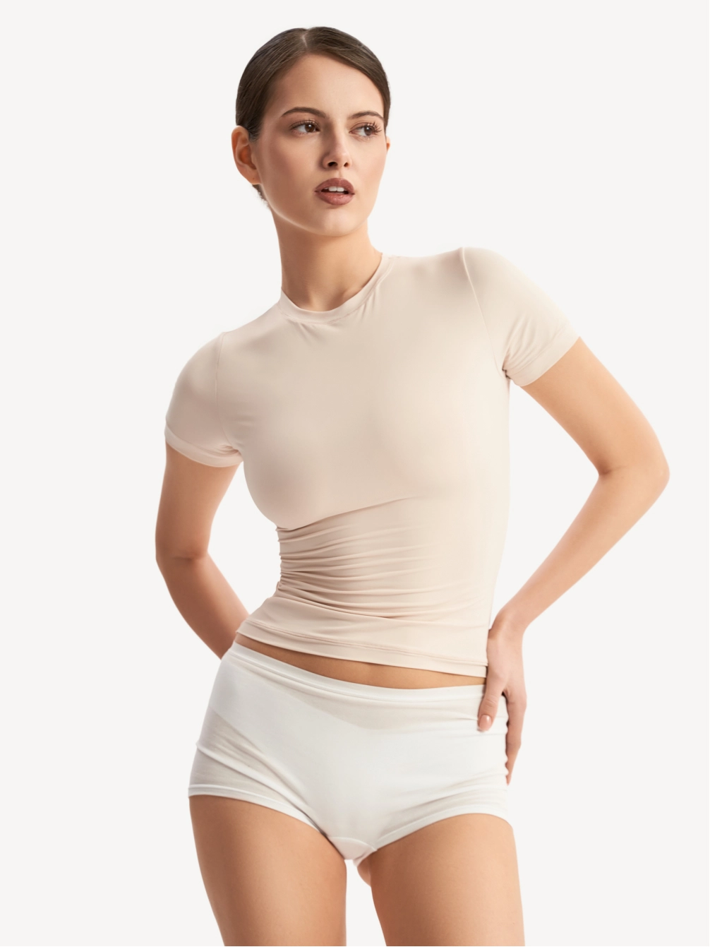 Футболка с закрытым вырезом