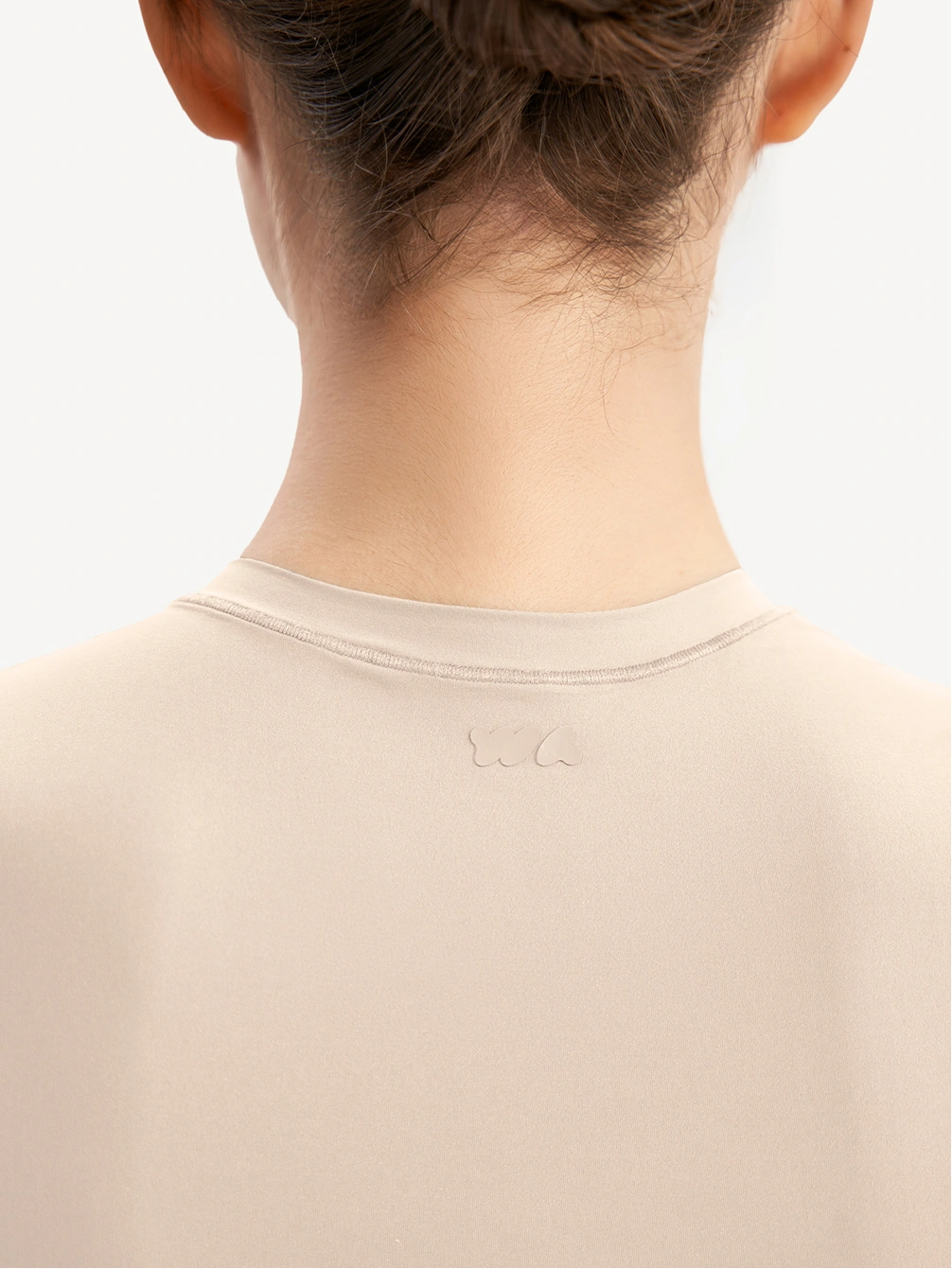 Футболка с закрытым вырезом