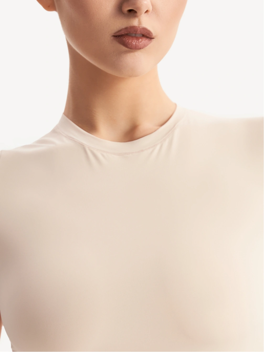 Футболка с закрытым вырезом