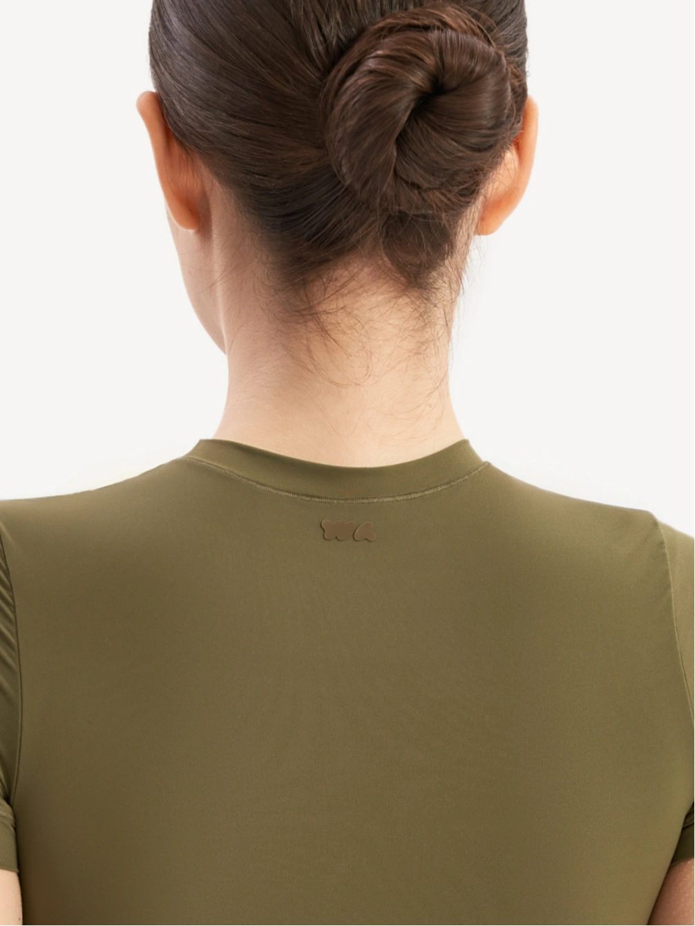 Футболка с закрытым вырезом