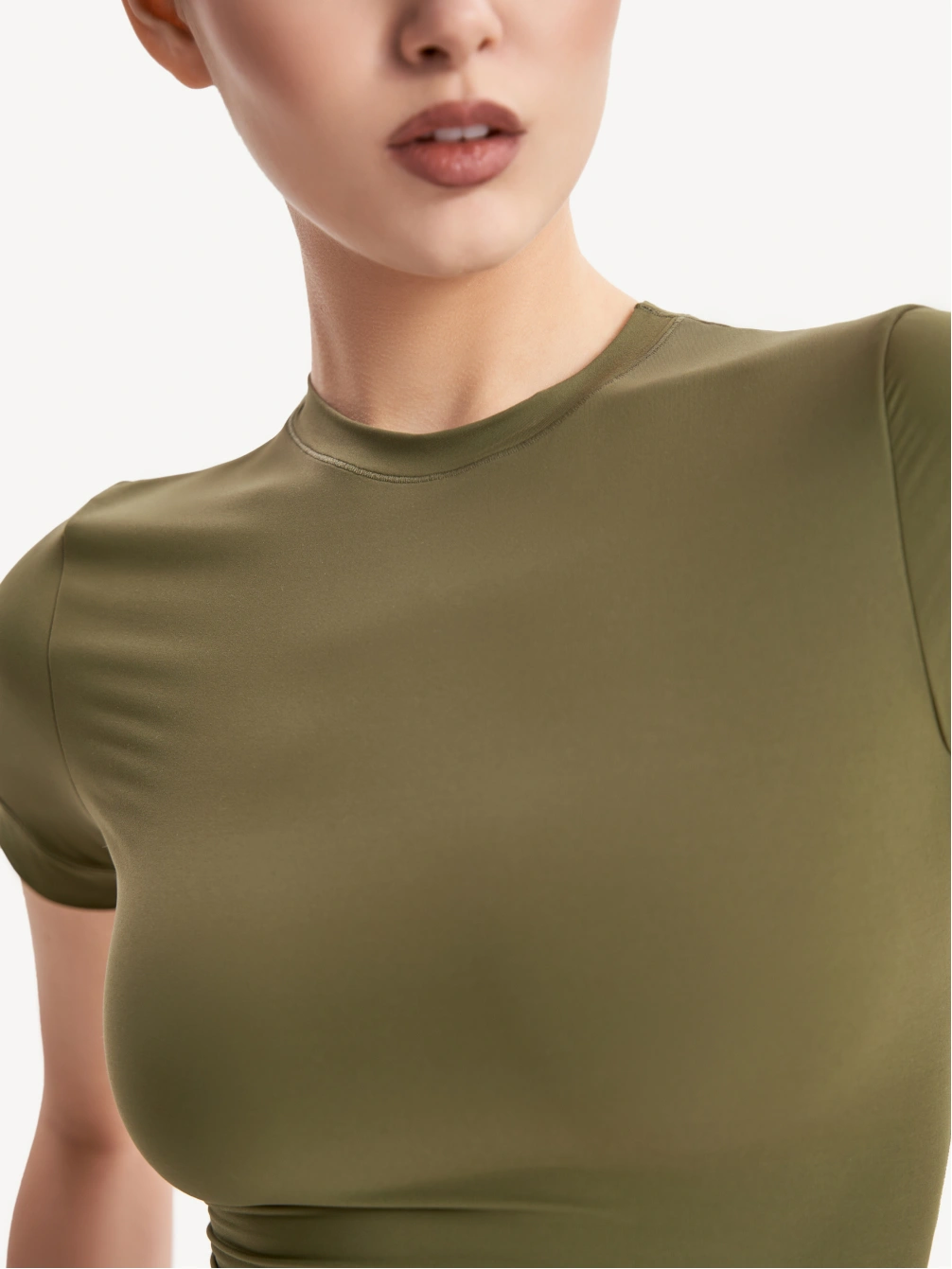 Футболка с закрытым вырезом