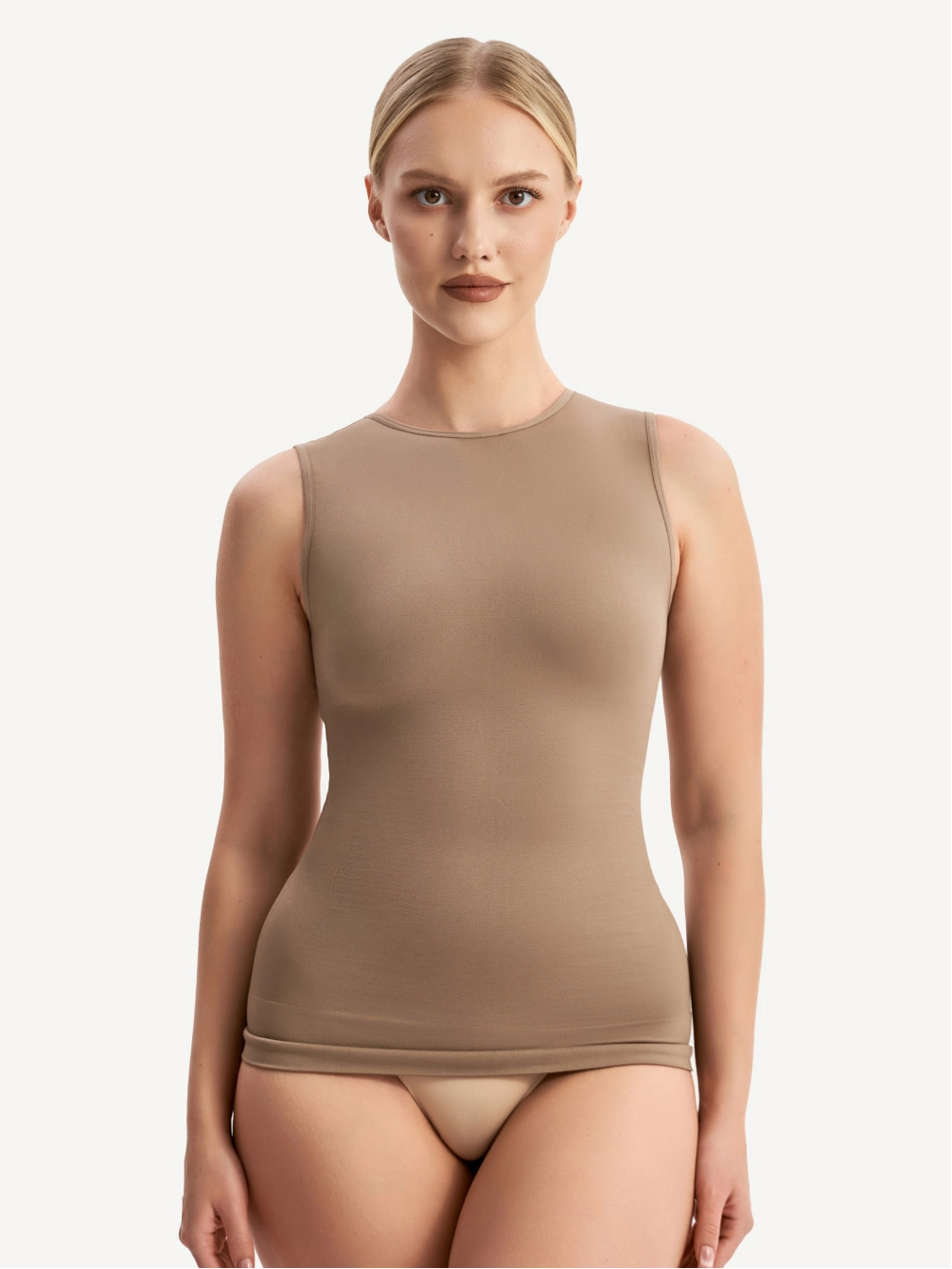 Майка с высоким круглым вырезом