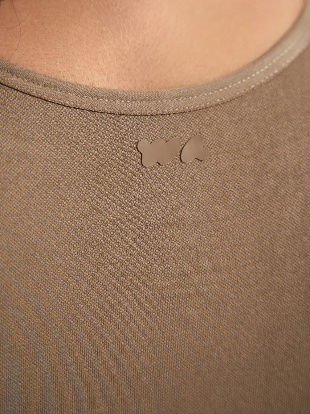 Майка с высоким круглым вырезом