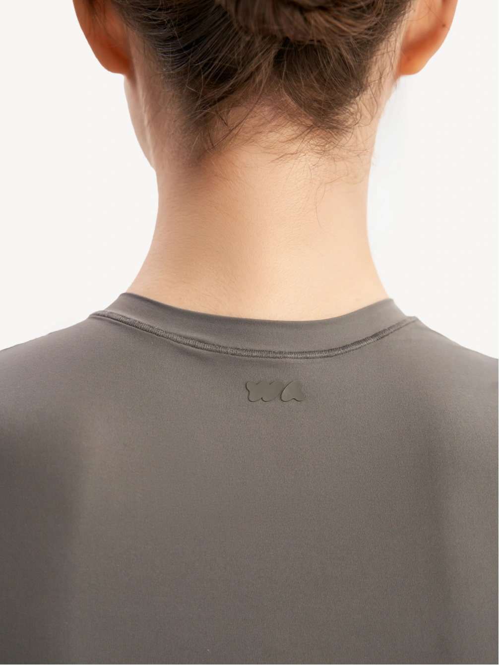 Футболка с закрытым вырезом